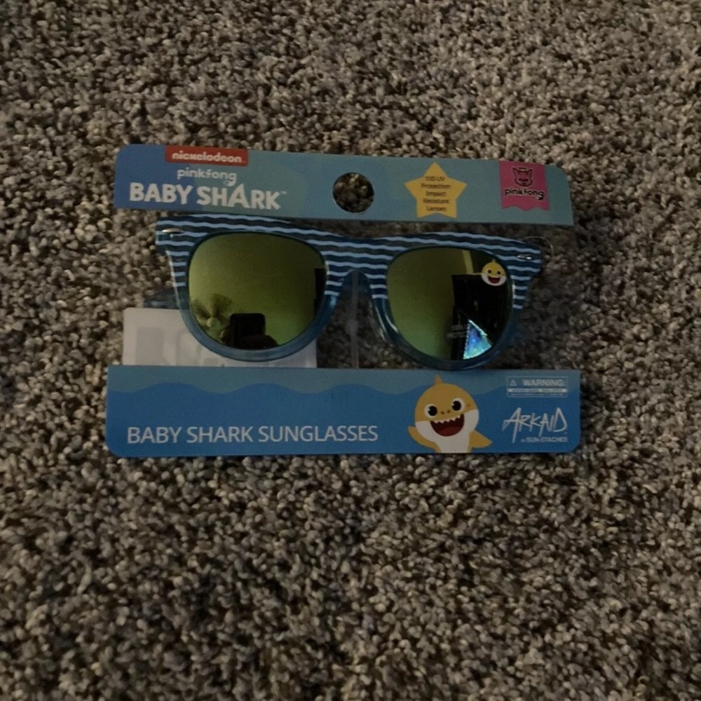 BABY SHARK KIDS SUNGLASSES 4.5 INCHES WIDE SUMMER POOL VACATION 100 UV NEW